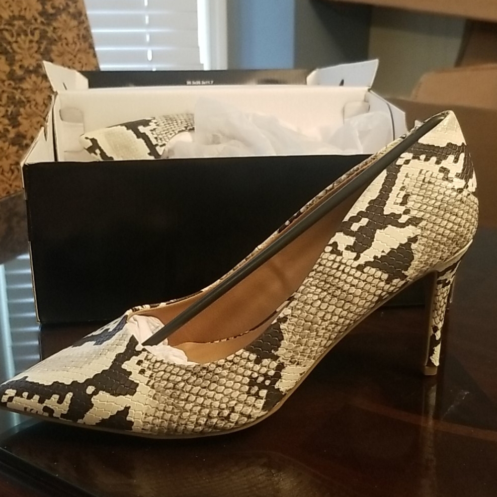 Heeled snakeskin print pumps
